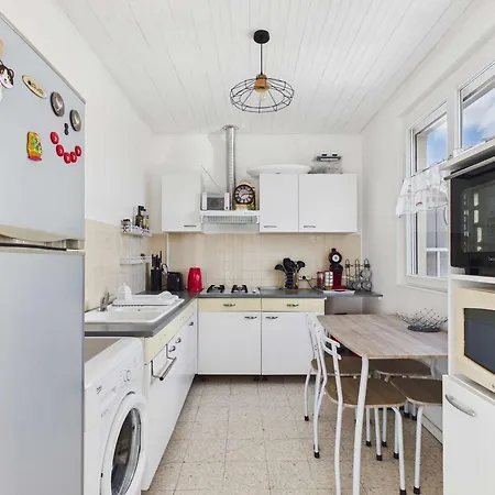 Lumineux Avec Terrasse, Proche Et Commerces - Fr-1-423-332 Appartement *