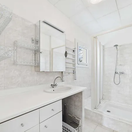 Lumineux Avec Terrasse, Proche Et Commerces - Fr-1-423-332